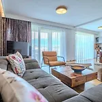 Vysoke Tatry House For 27 People Isc וילה